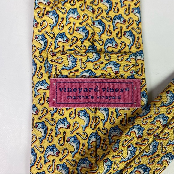 Vineyard Vines Necktie Tie Fish Hook Fishing Print Silk Made in the USA - Picture 4 of 6